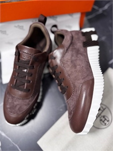 {{productViewItem.photos[photoViewList.activeNavIndex].Alt || productViewItem.photos[photoViewList.activeNavIndex].Description || 'Кроссовки  HERMES'}}