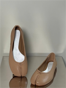 {{productViewItem.photos[photoViewList.activeNavIndex].Alt || productViewItem.photos[photoViewList.activeNavIndex].Description || 'Балетки MAISON MARGIELA'}}