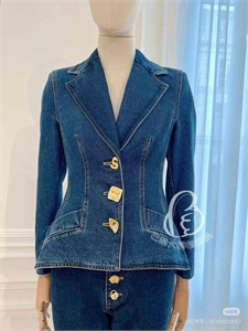 {{productViewItem.photos[photoViewList.activeNavIndex].Alt || productViewItem.photos[photoViewList.activeNavIndex].Description || 'Куртка Schiaparelli'}}