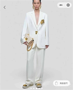 {{productViewItem.photos[photoViewList.activeNavIndex].Alt || productViewItem.photos[photoViewList.activeNavIndex].Description || 'Костюм Schiaparelli'}}
