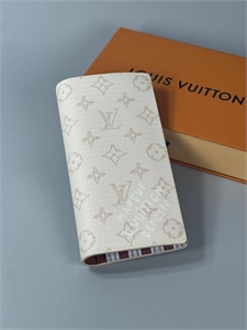 {{productViewItem.photos[photoViewList.activeNavIndex].Alt || productViewItem.photos[photoViewList.activeNavIndex].Description || 'Кошелёк LV'}}