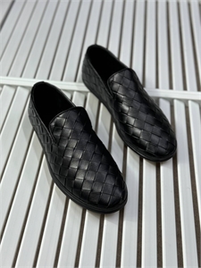 {{productViewItem.photos[photoViewList.activeNavIndex].Alt || productViewItem.photos[photoViewList.activeNavIndex].Description || 'Лоферы BV'}}