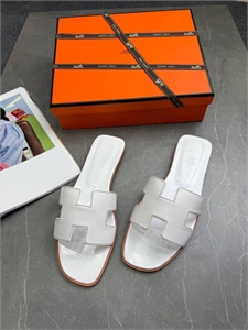 {{productViewItem.photos[photoViewList.activeNavIndex].Alt || productViewItem.photos[photoViewList.activeNavIndex].Description || 'Тапочки HERMES'}}