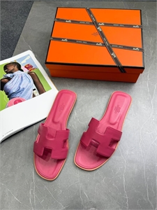 {{productViewItem.photos[photoViewList.activeNavIndex].Alt || productViewItem.photos[photoViewList.activeNavIndex].Description || 'Тапочки HERMES'}}