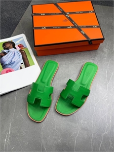 {{productViewItem.photos[photoViewList.activeNavIndex].Alt || productViewItem.photos[photoViewList.activeNavIndex].Description || 'Тапочки HERMES'}}