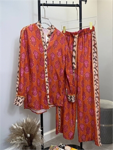 {{productViewItem.photos[photoViewList.activeNavIndex].Alt || productViewItem.photos[photoViewList.activeNavIndex].Description || 'Костюм ZIMMERMANN'}}