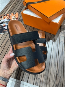 {{productViewItem.photos[photoViewList.activeNavIndex].Alt || productViewItem.photos[photoViewList.activeNavIndex].Description || 'Шлепки  HERMES'}}