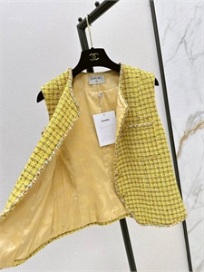 {{productViewItem.photos[photoViewList.activeNavIndex].Alt || productViewItem.photos[photoViewList.activeNavIndex].Description || 'Жилет CHANEL'}}