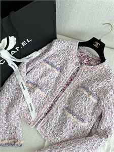 {{productViewItem.photos[photoViewList.activeNavIndex].Alt || productViewItem.photos[photoViewList.activeNavIndex].Description || 'Жакет CHANEL'}}
