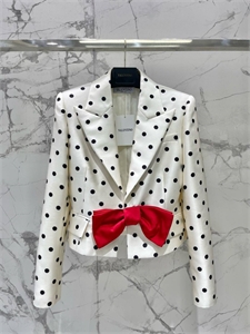 {{productViewItem.photos[photoViewList.activeNavIndex].Alt || productViewItem.photos[photoViewList.activeNavIndex].Description || 'Пиджак VALENTINO'}}