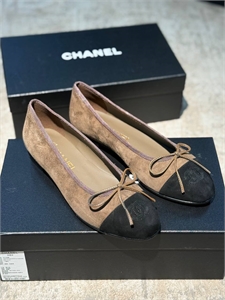 {{productViewItem.photos[photoViewList.activeNavIndex].Alt || productViewItem.photos[photoViewList.activeNavIndex].Description || 'Балетки CHANEL'}}