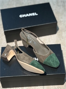 {{productViewItem.photos[photoViewList.activeNavIndex].Alt || productViewItem.photos[photoViewList.activeNavIndex].Description || 'Туфли CHANEL'}}