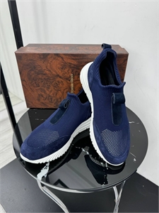 {{productViewItem.photos[photoViewList.activeNavIndex].Alt || productViewItem.photos[photoViewList.activeNavIndex].Description || 'Текстильные кроссовки SR'}}