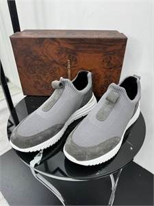 {{productViewItem.photos[photoViewList.activeNavIndex].Alt || productViewItem.photos[photoViewList.activeNavIndex].Description || 'Текстильные кроссовки SR'}}