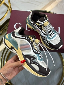 {{productViewItem.photos[photoViewList.activeNavIndex].Alt || productViewItem.photos[photoViewList.activeNavIndex].Description || 'Кроссовки GUCCI'}}