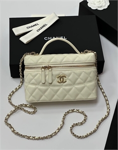 {{productViewItem.photos[photoViewList.activeNavIndex].Alt || productViewItem.photos[photoViewList.activeNavIndex].Description || 'Сумка CHANEL'}}