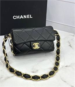 {{productViewItem.photos[photoViewList.activeNavIndex].Alt || productViewItem.photos[photoViewList.activeNavIndex].Description || 'Сумка CHANEL'}}