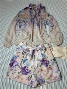 {{productViewItem.photos[photoViewList.activeNavIndex].Alt || productViewItem.photos[photoViewList.activeNavIndex].Description || 'Костюм ZIMMERMANN'}}