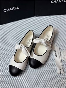 {{productViewItem.photos[photoViewList.activeNavIndex].Alt || productViewItem.photos[photoViewList.activeNavIndex].Description || 'Балетки CHANEL'}}