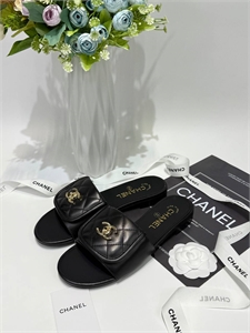 {{productViewItem.photos[photoViewList.activeNavIndex].Alt || productViewItem.photos[photoViewList.activeNavIndex].Description || 'Тапочки CHANEL'}}