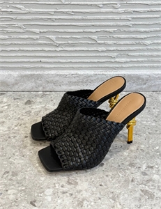{{productViewItem.photos[photoViewList.activeNavIndex].Alt || productViewItem.photos[photoViewList.activeNavIndex].Description || 'Туфли BOTTEGA VENETA'}}