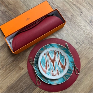 {{productViewItem.photos[photoViewList.activeNavIndex].Alt || productViewItem.photos[photoViewList.activeNavIndex].Description || 'Плейсмат из кожи HERMES'}}