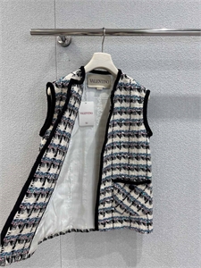 {{productViewItem.photos[photoViewList.activeNavIndex].Alt || productViewItem.photos[photoViewList.activeNavIndex].Description || 'Жилет CHANEL'}}
