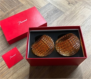 {{productViewItem.photos[photoViewList.activeNavIndex].Alt || productViewItem.photos[photoViewList.activeNavIndex].Description || 'Пара подсвечников Baccarat'}}