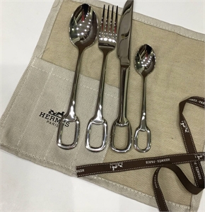 {{productViewItem.photos[photoViewList.activeNavIndex].Alt || productViewItem.photos[photoViewList.activeNavIndex].Description || 'Столовые приборы Hermes'}}