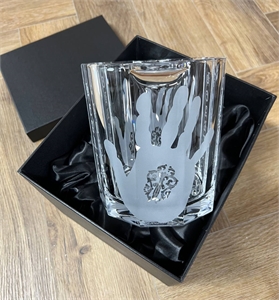 {{productViewItem.photos[photoViewList.activeNavIndex].Alt || productViewItem.photos[photoViewList.activeNavIndex].Description || 'Ледница Chrome hearts'}}