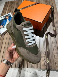 {{productViewItem.photos[photoViewList.activeNavIndex].Alt || productViewItem.photos[photoViewList.activeNavIndex].Description || 'Кроссовки HERMES'}}