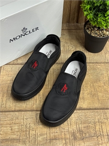 {{productViewItem.photos[photoViewList.activeNavIndex].Alt || productViewItem.photos[photoViewList.activeNavIndex].Description || 'Слипоны MONCLER'}}