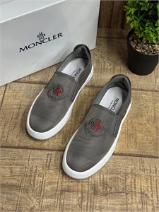 {{productViewItem.photos[photoViewList.activeNavIndex].Alt || productViewItem.photos[photoViewList.activeNavIndex].Description || 'Слипоны MONCLER'}}