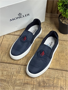 {{productViewItem.photos[photoViewList.activeNavIndex].Alt || productViewItem.photos[photoViewList.activeNavIndex].Description || 'Слипоны MONCLER'}}