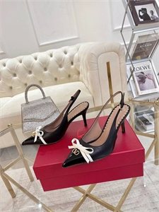 {{productViewItem.photos[photoViewList.activeNavIndex].Alt || productViewItem.photos[photoViewList.activeNavIndex].Description || 'Туфли VALENTINO'}}