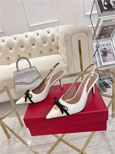 {{productViewItem.photos[photoViewList.activeNavIndex].Alt || productViewItem.photos[photoViewList.activeNavIndex].Description || 'Туфли VALENTINO'}}
