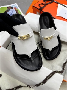 {{productViewItem.photos[photoViewList.activeNavIndex].Alt || productViewItem.photos[photoViewList.activeNavIndex].Description || 'Тапочки HERMES'}}