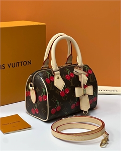 {{productViewItem.photos[photoViewList.activeNavIndex].Alt || productViewItem.photos[photoViewList.activeNavIndex].Description || 'Сумка  LOUIS VUITTON'}}