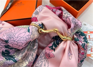 {{productViewItem.photos[photoViewList.activeNavIndex].Alt || productViewItem.photos[photoViewList.activeNavIndex].Description || 'Кольцо для платка на шею HERMES'}}
