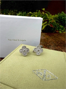 {{productViewItem.photos[photoViewList.activeNavIndex].Alt || productViewItem.photos[photoViewList.activeNavIndex].Description || 'Серьги Van Cleef'}}