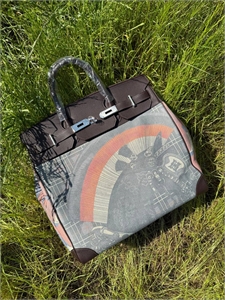{{productViewItem.photos[photoViewList.activeNavIndex].Alt || productViewItem.photos[photoViewList.activeNavIndex].Description || 'Сумка HERMES ручная'}}