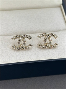 {{productViewItem.photos[photoViewList.activeNavIndex].Alt || productViewItem.photos[photoViewList.activeNavIndex].Description || 'Серьги CHANEL'}}