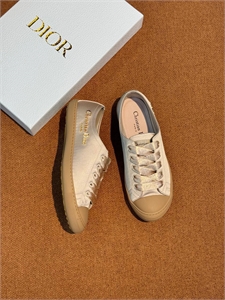 {{productViewItem.photos[photoViewList.activeNavIndex].Alt || productViewItem.photos[photoViewList.activeNavIndex].Description || 'Кеды DIOR'}}