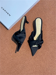 {{productViewItem.photos[photoViewList.activeNavIndex].Alt || productViewItem.photos[photoViewList.activeNavIndex].Description || 'Босоножки CARVEN'}}