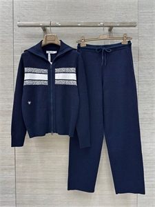 {{productViewItem.photos[photoViewList.activeNavIndex].Alt || productViewItem.photos[photoViewList.activeNavIndex].Description || 'Костюм DIOR'}}