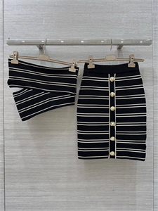 {{productViewItem.photos[photoViewList.activeNavIndex].Alt || productViewItem.photos[photoViewList.activeNavIndex].Description || 'Костюм BALMAIN'}}