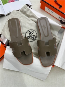 {{productViewItem.photos[photoViewList.activeNavIndex].Alt || productViewItem.photos[photoViewList.activeNavIndex].Description || 'Тапочки HERMES'}}