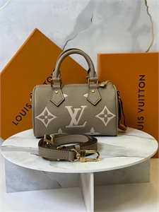 {{productViewItem.photos[photoViewList.activeNavIndex].Alt || productViewItem.photos[photoViewList.activeNavIndex].Description || 'Сумка  LOUIS VUITTON'}}