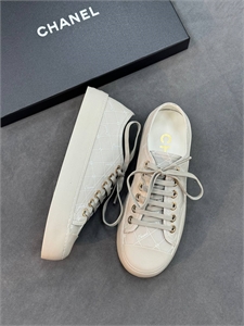 {{productViewItem.photos[photoViewList.activeNavIndex].Alt || productViewItem.photos[photoViewList.activeNavIndex].Description || 'Кеды CHANEL'}}