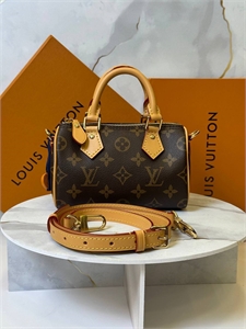 {{productViewItem.photos[photoViewList.activeNavIndex].Alt || productViewItem.photos[photoViewList.activeNavIndex].Description || 'Сумка  LOUIS VUITTON'}}